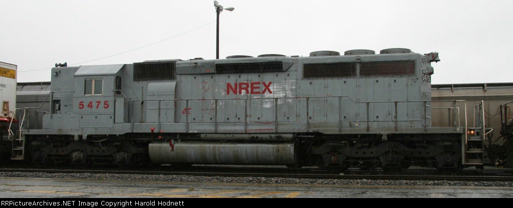 NREX 5475 arrives in town on train 213 on a rainy day